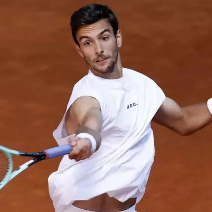 Tennis, Musetti batte (ancora una volta) Tsitsipas e conquista gli ottavi al Masters1000 di Madrid\n