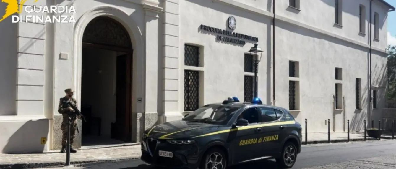 Nei conti correnti all’estero il denaro per petrolio e energia: così i due finti broker raggiravano i risparmiatori\n