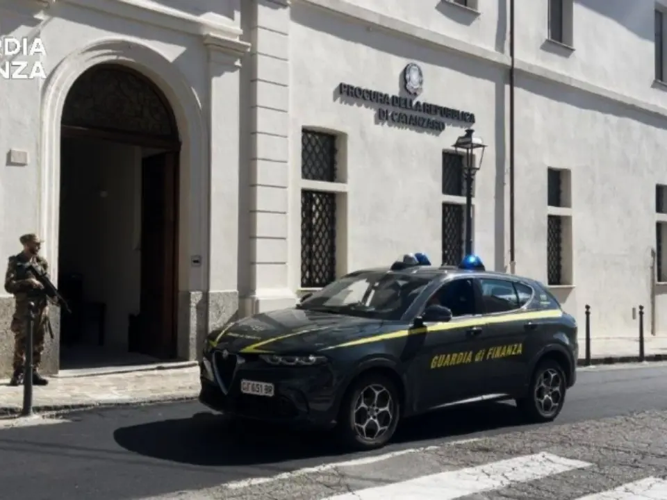 Nei conti correnti all’estero il denaro per petrolio e energia: così i due finti broker raggiravano i risparmiatori