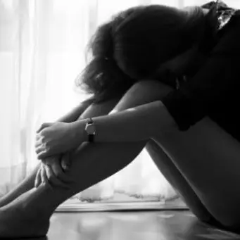 Minorenni violentate a Seminara, una di loro frustata e minacciata dai parenti per aver denunciato: misure cautelari per zia e cugino\n