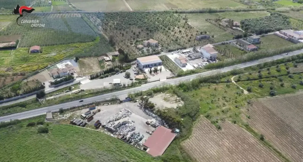Ambiente, sequestrate due discariche abusive di rifiuti nel Crotonese\n
