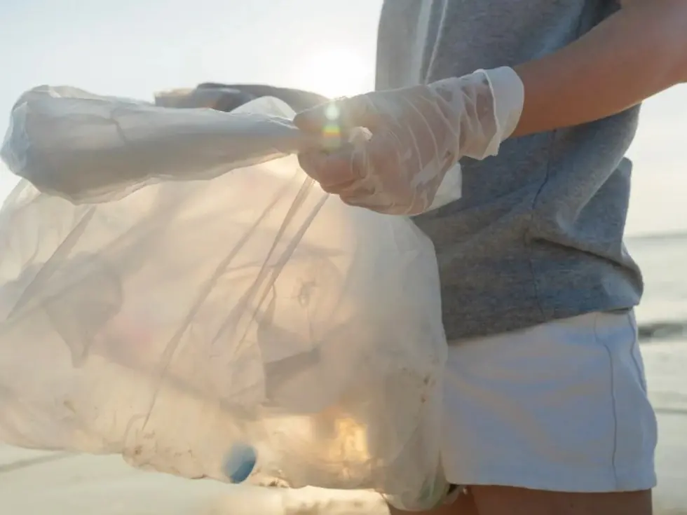I detenuti di tre carceri calabresi con Plastic free per pulire la spiaggia della Tonnara di Palmi: «Occasione di riscatto»
