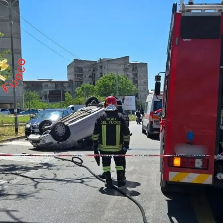 Incidente a Catanzaro, auto impatta contro un albero e si ribalta: un ferito\n