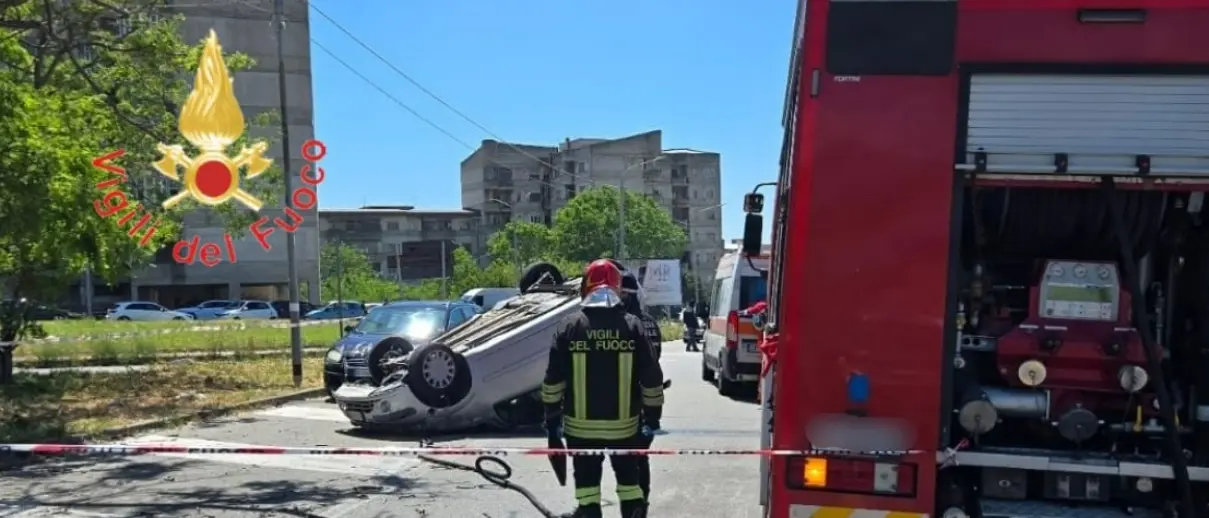 Incidente a Catanzaro, auto impatta contro un albero e si ribalta: un ferito\n