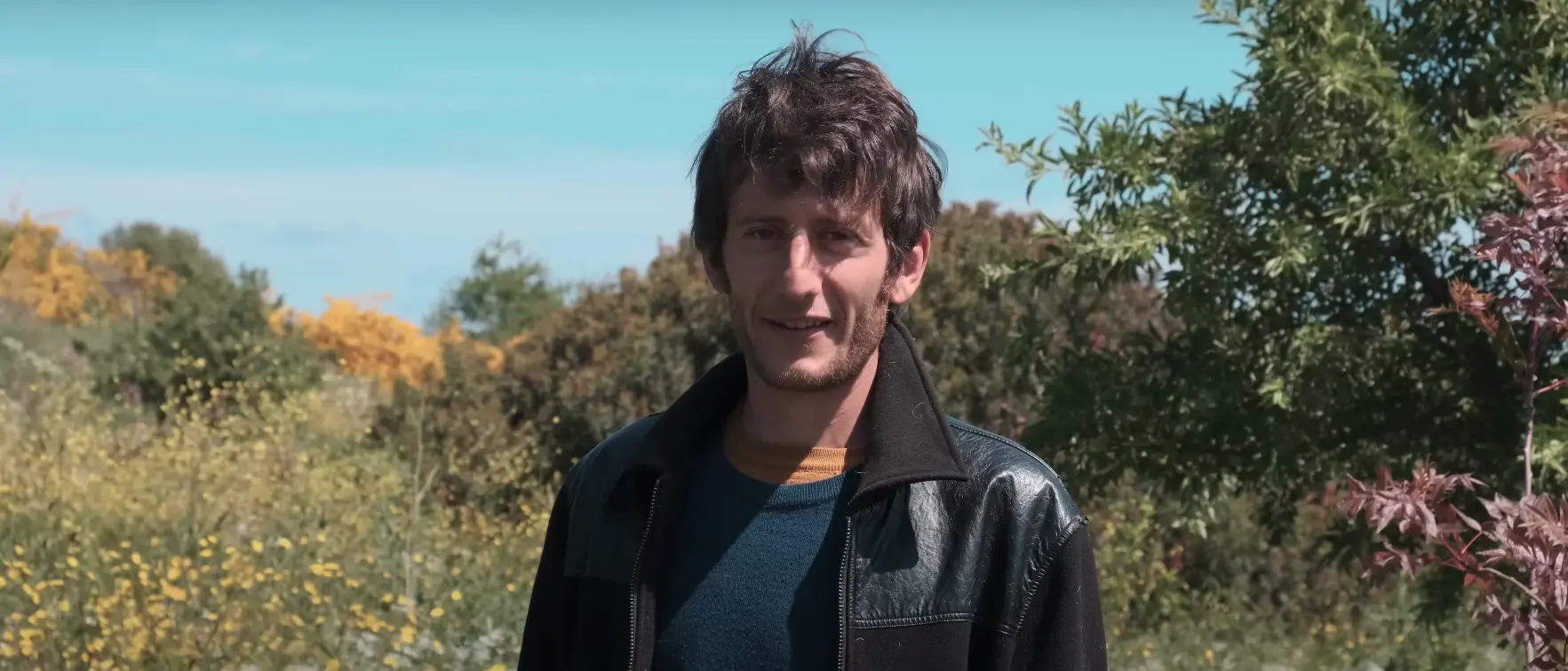 Lascia New York per la Calabria, ora vive in una tenda in mezzo alla natura: «Per le spese mi bastano 250 euro al mese»\u00A0\n