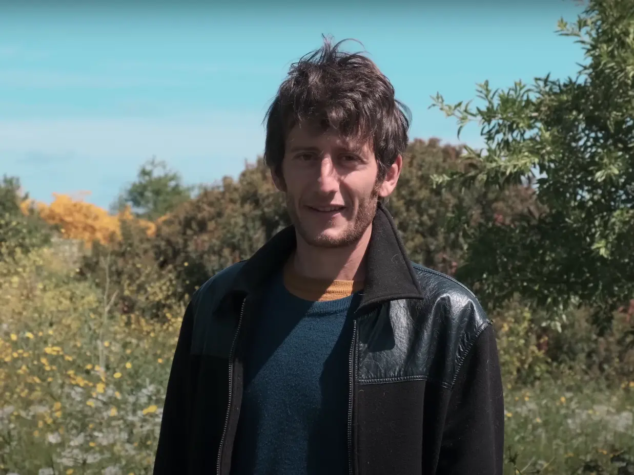 Lascia New York per la Calabria, ora vive in una tenda in mezzo alla natura: «Per le spese mi bastano 250 euro al mese»