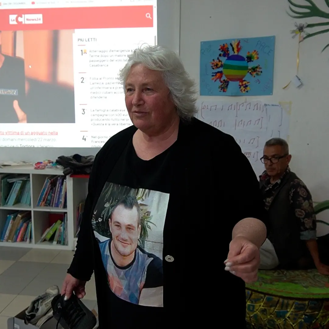 Prima il tunnel della droga, poi l’agguato. A Scalea\u00A0l’appello di mamma Erminia: «Strappate i vostri figli dalla dipendenza se non volete perderli»\n