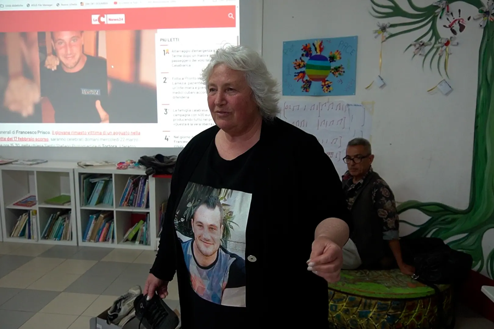 <p>Erminia Limongi durante l&#39;incontro con gli studenti al Punto Luce</p>\\n