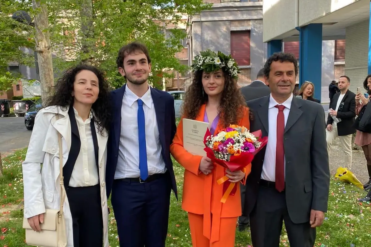 <p>A destra Edison Malaj, vittima di un incidente sul lavoro a Frascineto, assieme ai suoi due figli e alla moglie nel giorno della laurea di Sara</p>\\n
