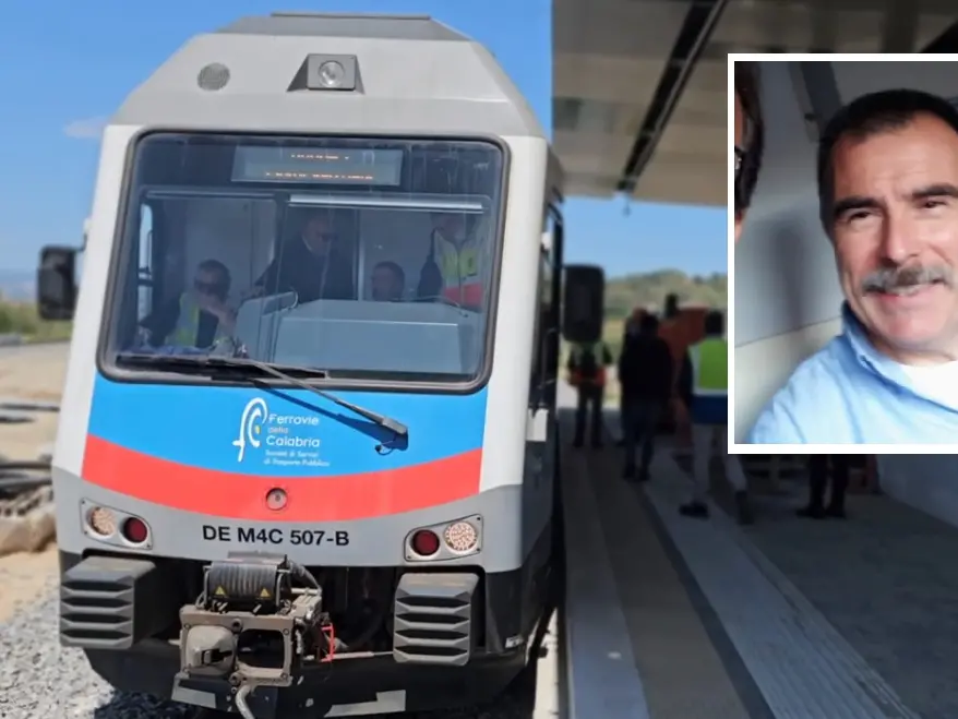 Sulla nuova metro di Catanzaro l’ultima corsa del ferroviere Pietro prima della pensione: «Questo lavoro mi ha riempito la vita»