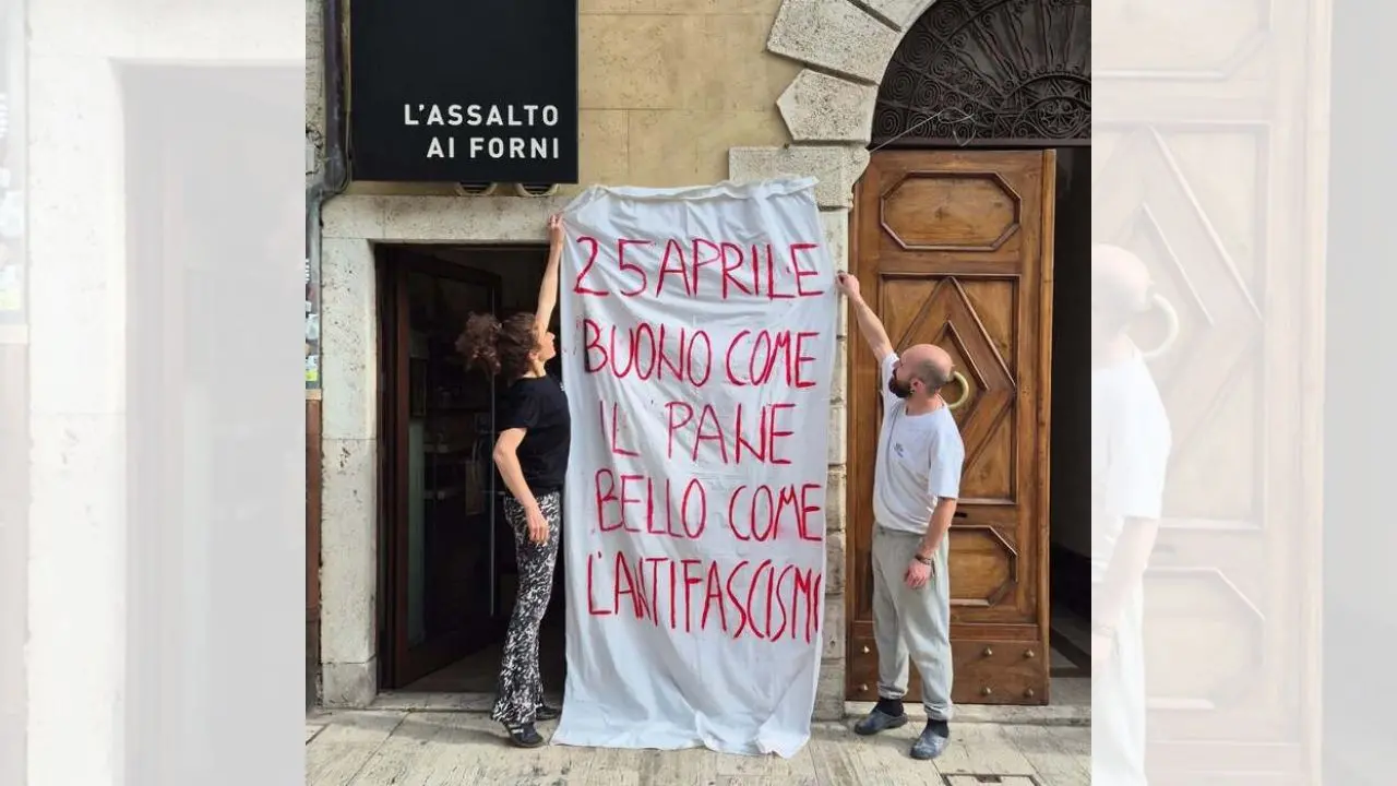 Bella ciao contro le ombre.\nFinestre aperte, lenzuola appese, il profumo del pane e saluti romani\n