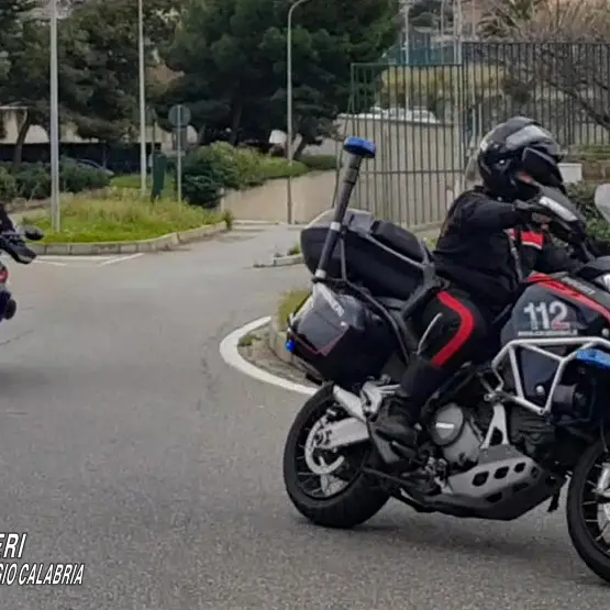 Reggio, sferra un calcio in testa alla compagna dopo un litigio per gelosia in strada: lei lo denuncia\n
