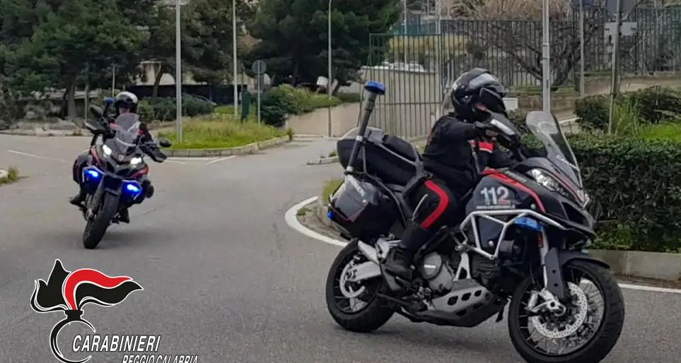 Reggio, sferra un calcio in testa alla compagna dopo un litigio per gelosia in strada: lei lo denuncia\n