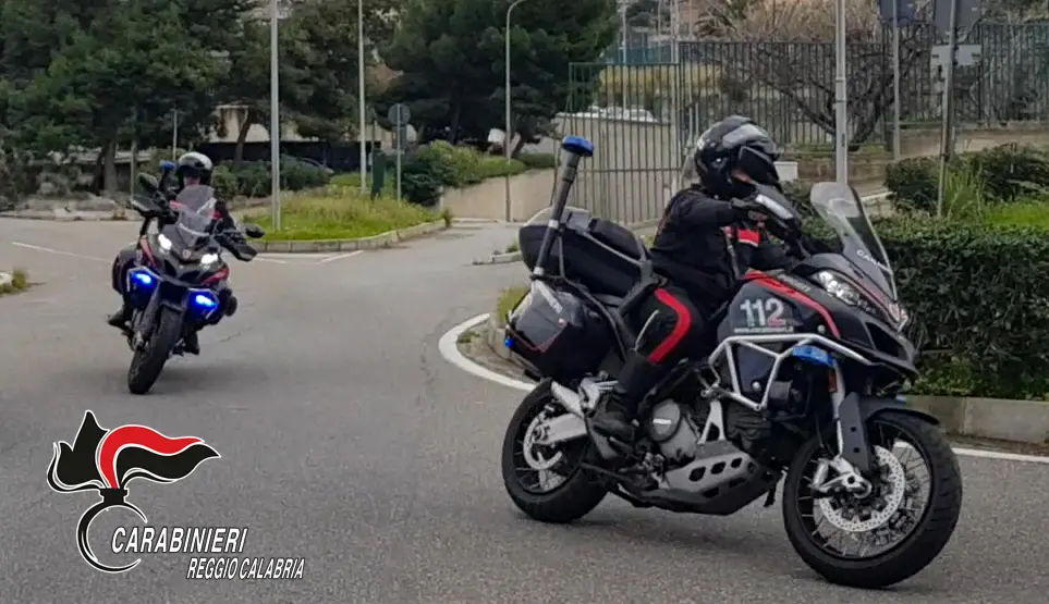 Reggio, sferra un calcio in testa alla compagna dopo un litigio per gelosia in strada: lei lo denuncia\n