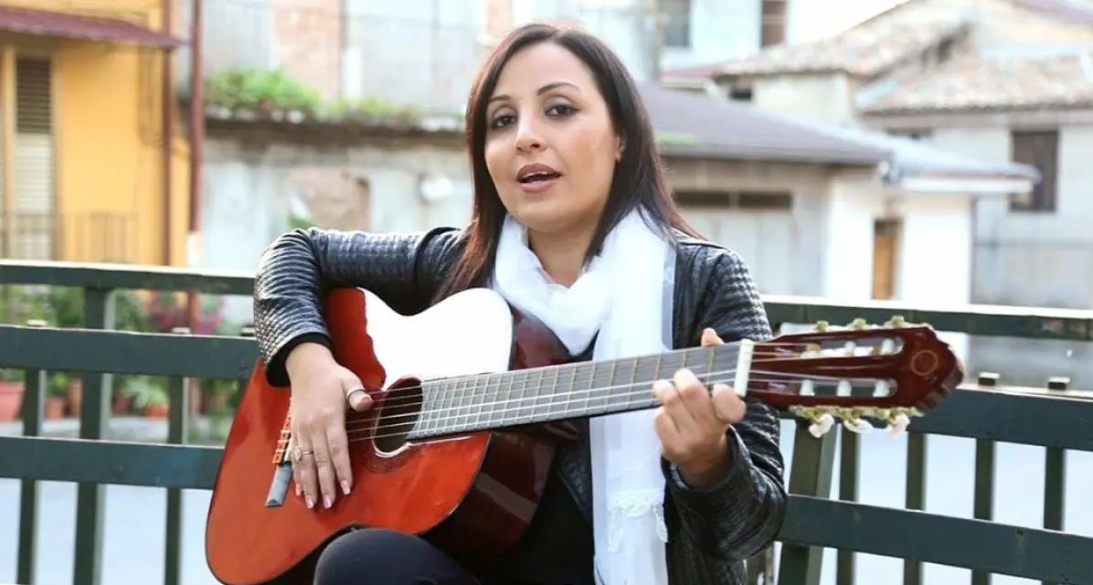 Grotteria, il sindaco annulla il concerto di Teresa Merante: «Inneggia alla mafia»\n
