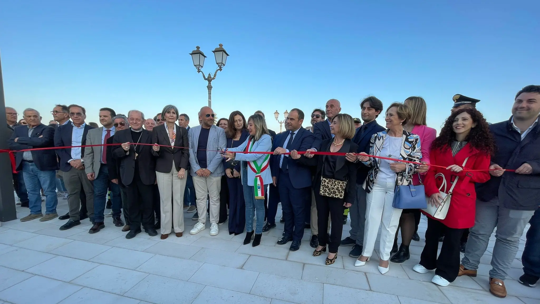 Siderno, inaugurata la villa comunale sul lungomare: lavori di riqualificazione conclusi con un anno di anticipo\u00A0\n