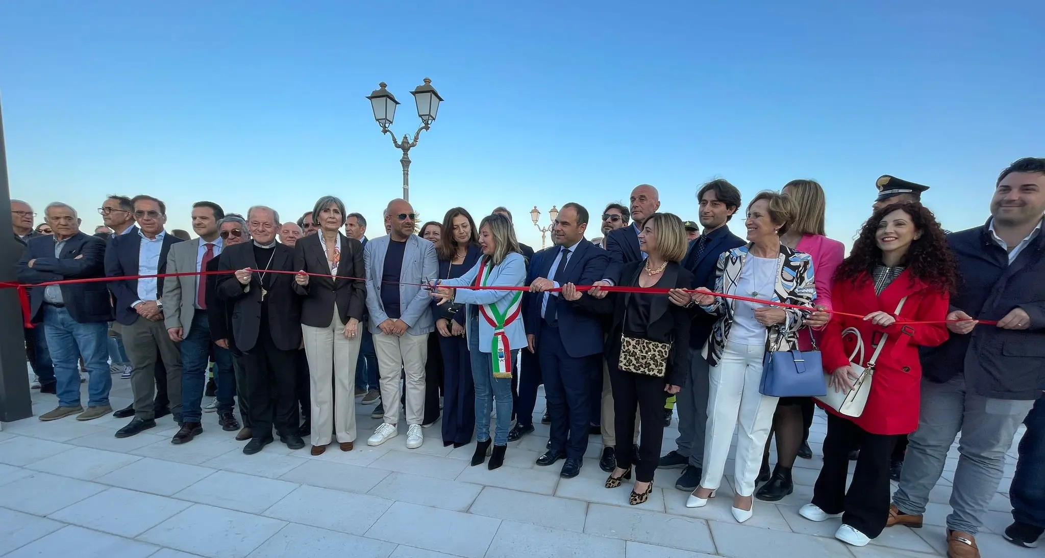 Siderno, inaugurata la villa comunale sul lungomare: lavori di riqualificazione conclusi con un anno di anticipo\u00A0\n