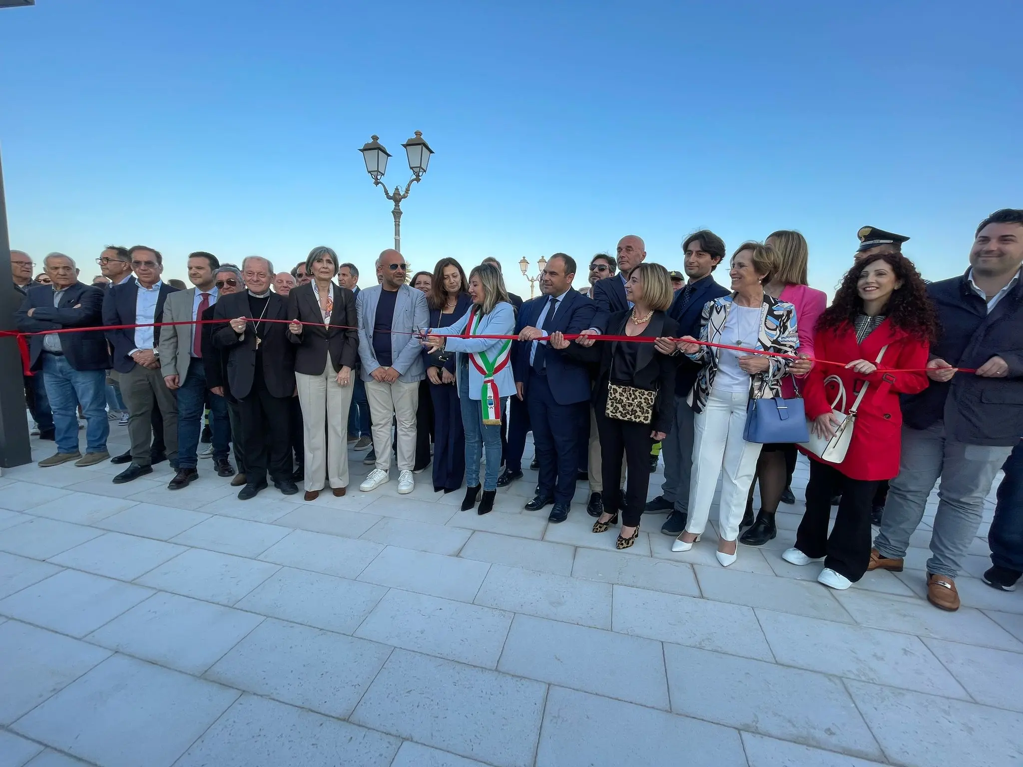 Siderno, inaugurata la villa comunale sul lungomare: lavori di riqualificazione conclusi con un anno di anticipo\u00A0\n