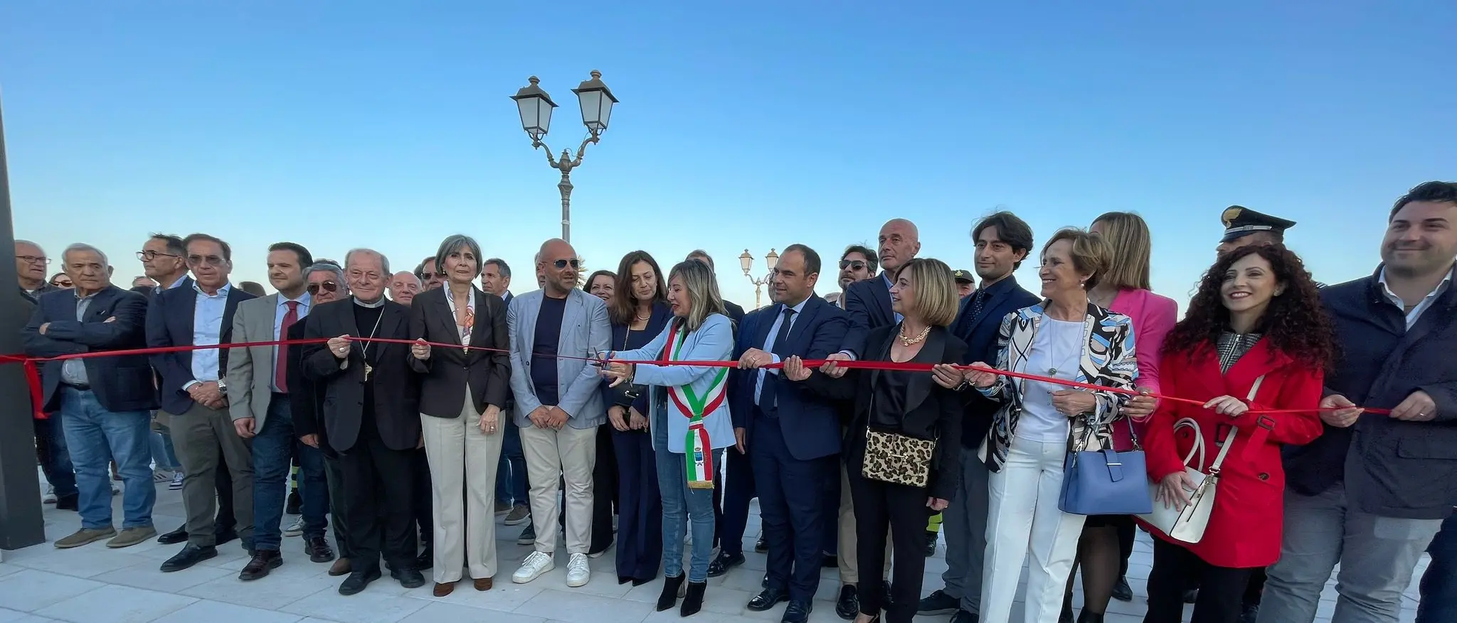 Siderno, inaugurata la villa comunale sul lungomare: lavori di riqualificazione conclusi con un anno di anticipo\u00A0\n