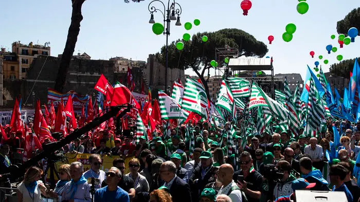 Primo maggio, sindacati in piazza «uniti per un lavoro sicuro». Meloni: «Creati oltre un milione di posti»