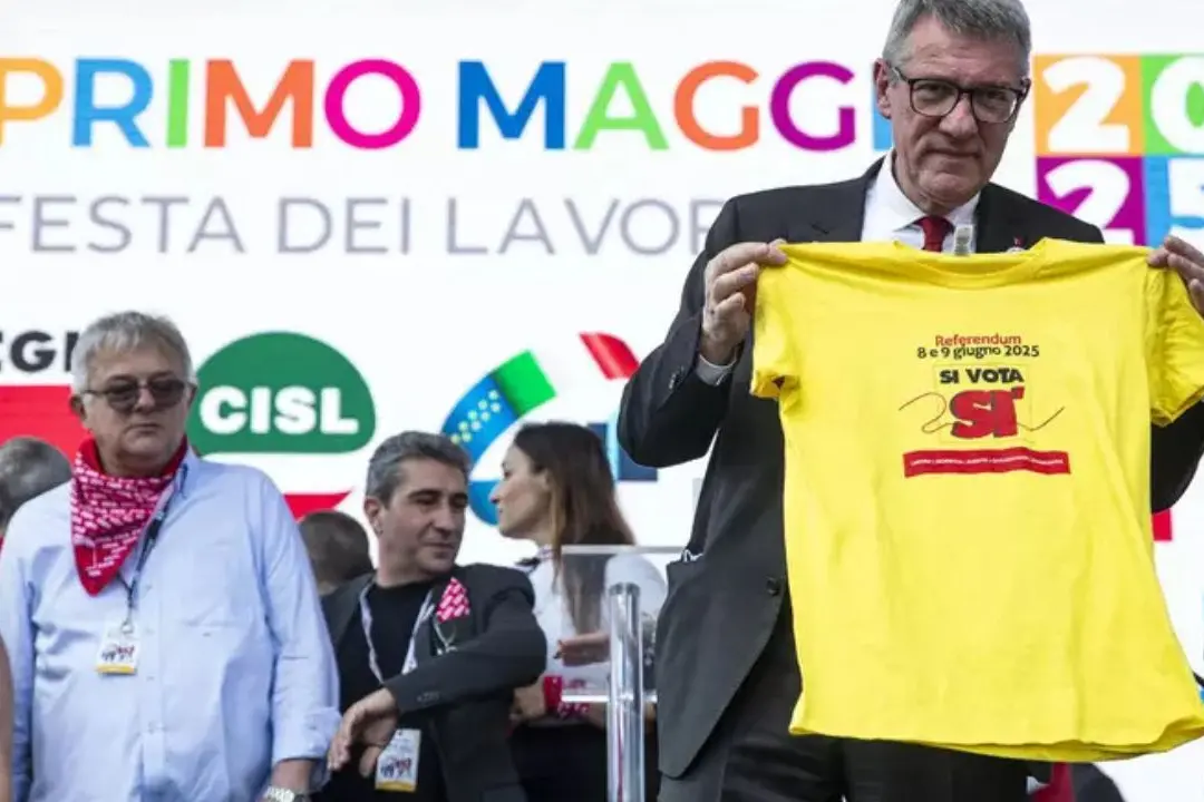 Maurizio Landini sul palco del Primo Maggio a Roma (Ansa)