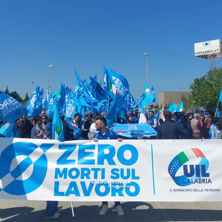 Morti sul lavoro, nell’area industriale di Lamezia una marcia silenziosa nel ricordo di Francesco e Roberto\n
