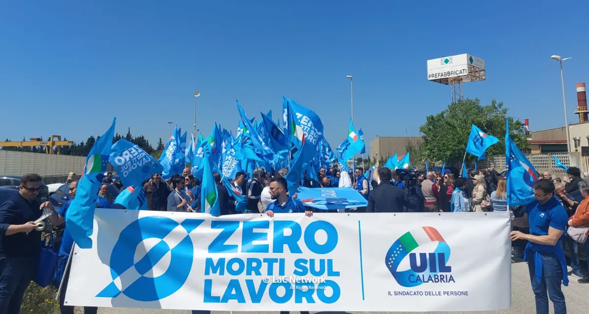 Morti sul lavoro, nell’area industriale di Lamezia una marcia silenziosa nel ricordo di Francesco e Roberto\n
