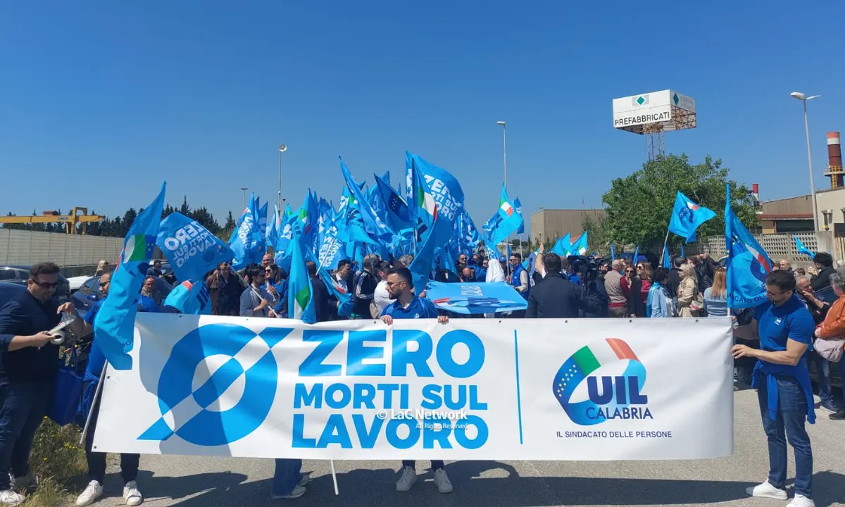 Morti sul lavoro, nell’area industriale di Lamezia una marcia silenziosa nel ricordo di Francesco e Roberto\n