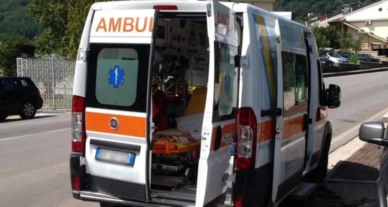 Perde il controllo dell’auto e impatta contro un muro, 67enne muore in un incidente nel Cosentino\n