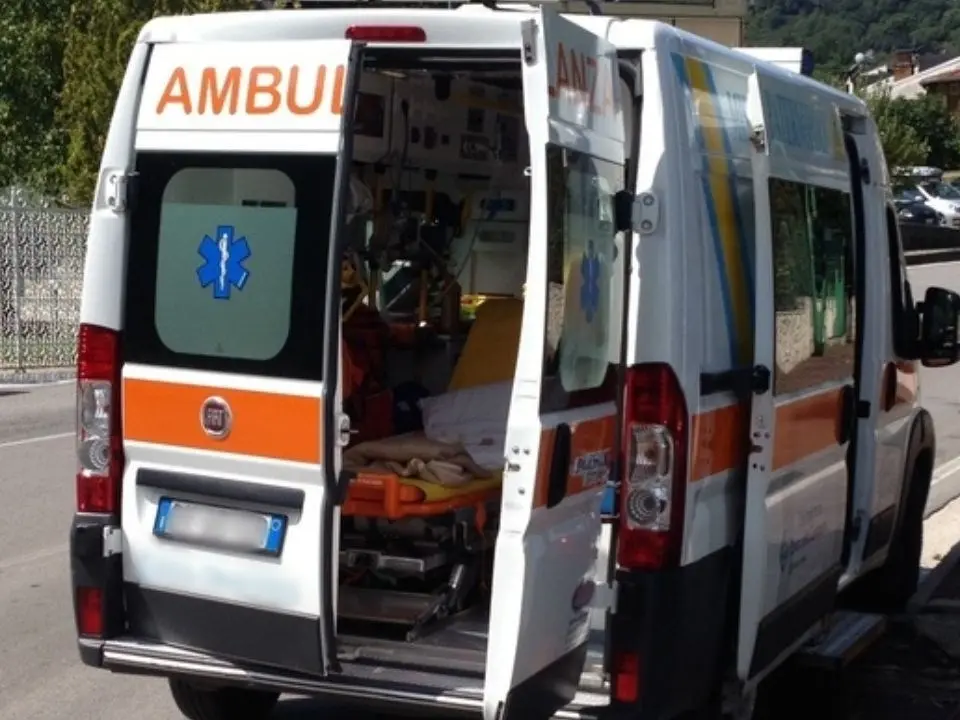 Perde il controllo dell’auto e impatta contro un muro, 67enne muore in un incidente nel Cosentino