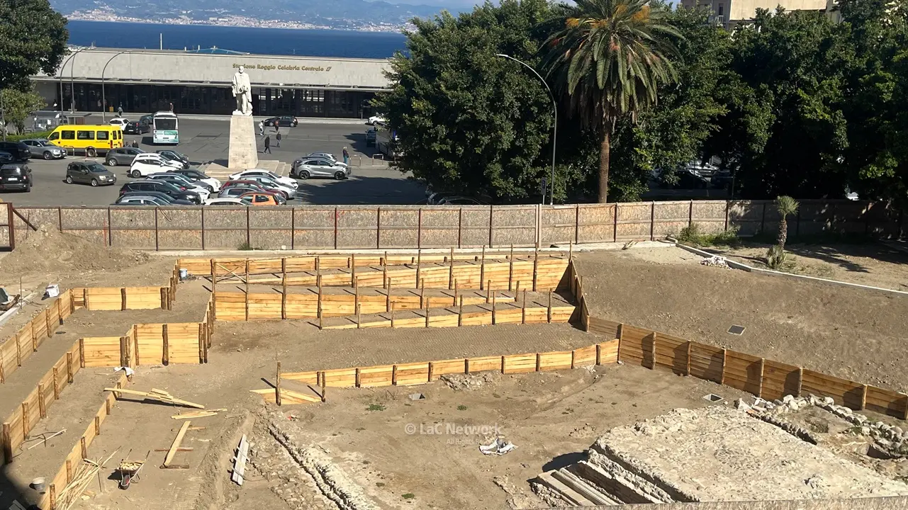 <p>Cantiere degli scavi archeologici di piazza Garibaldi a Reggio Calabria</p>\\n