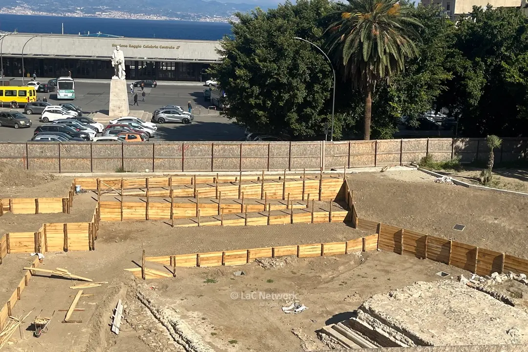 <p>Cantiere degli scavi archeologici di piazza Garibaldi a Reggio Calabria</p>\\n