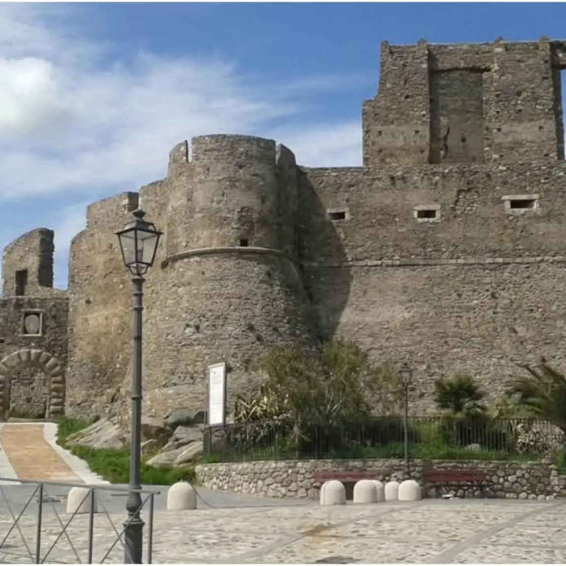 Il gigante di pietra e il\u00A0mistero degli scheletri abbracciati, benvenuti nel castello di Squillace bellezza senza tempo\n