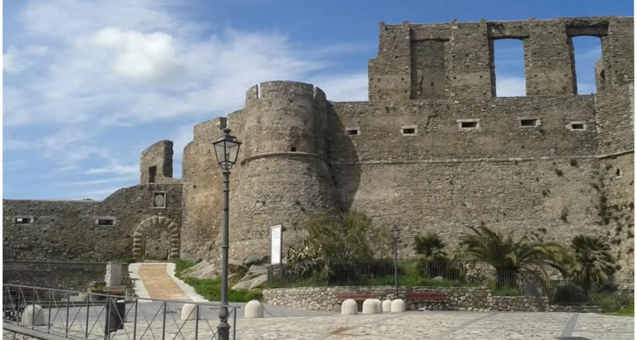Il gigante di pietra e il\u00A0mistero degli scheletri abbracciati, benvenuti nel castello di Squillace bellezza senza tempo\n