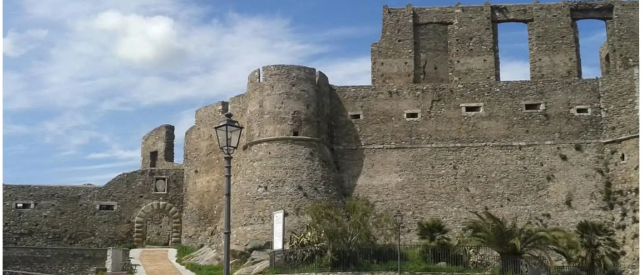 Il gigante di pietra e il\u00A0mistero degli scheletri abbracciati, benvenuti nel castello di Squillace bellezza senza tempo\n