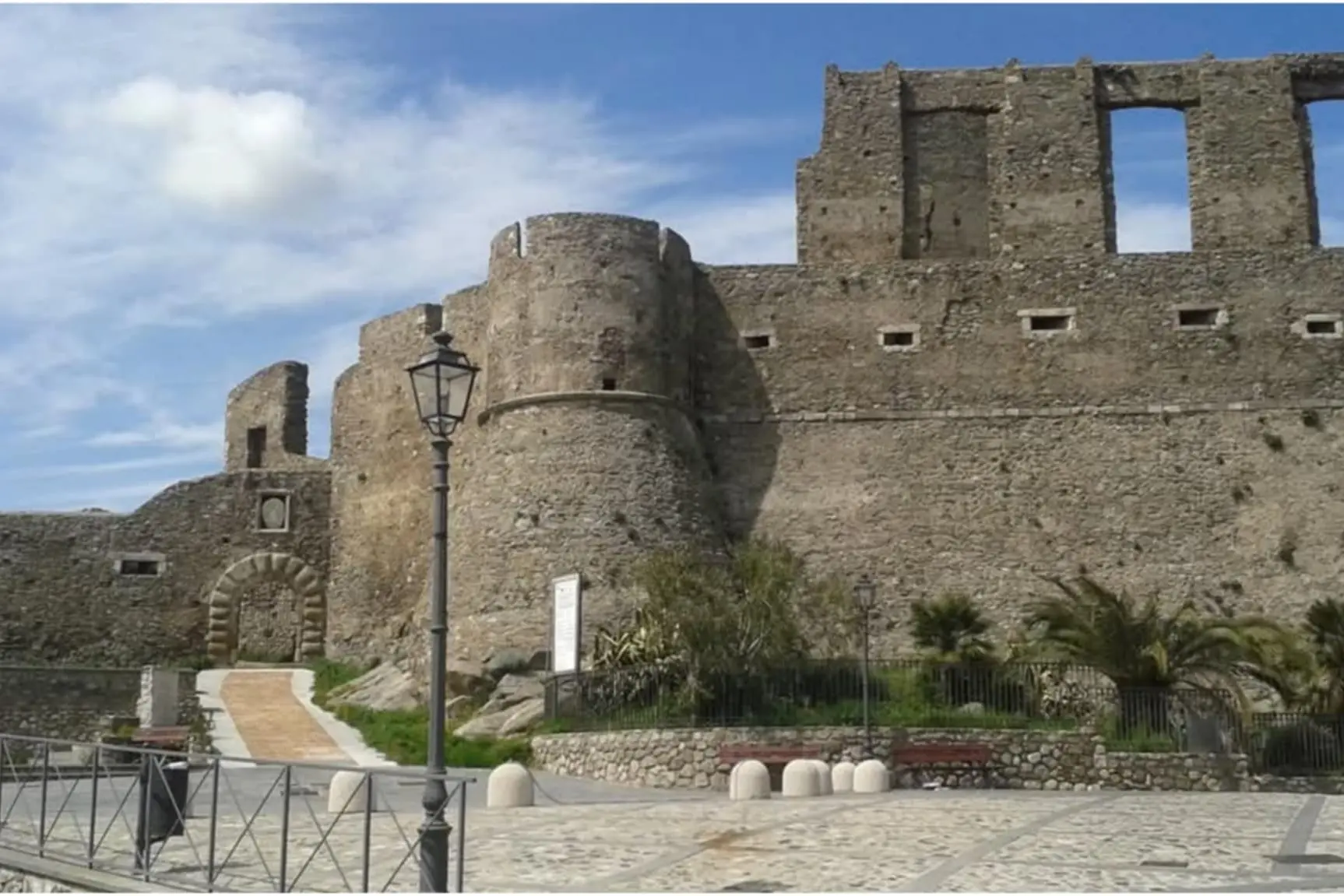 Il gigante di pietra e il\u00A0mistero degli scheletri abbracciati, benvenuti nel castello di Squillace bellezza senza tempo\n