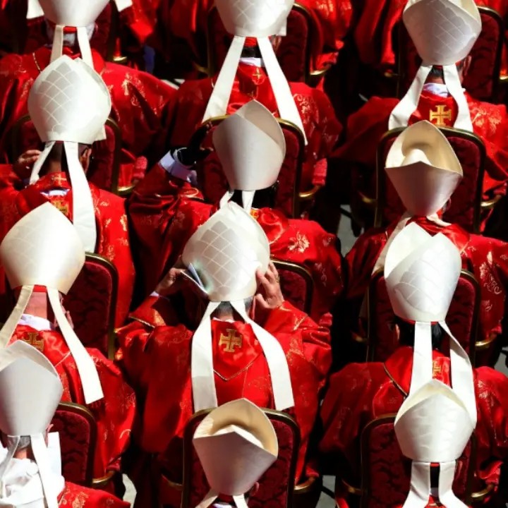 Verso il Conclave tra Parolin favorito e l’imbarazzante presenza del cardinale Thorne
