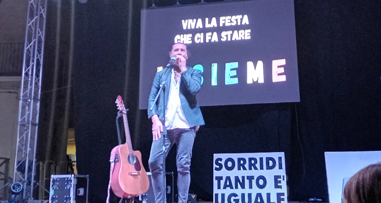 Povia, messaggio d’affetto per la Calabria: «Terra di storia e di cultura, vengo qui sempre con grande piacere»