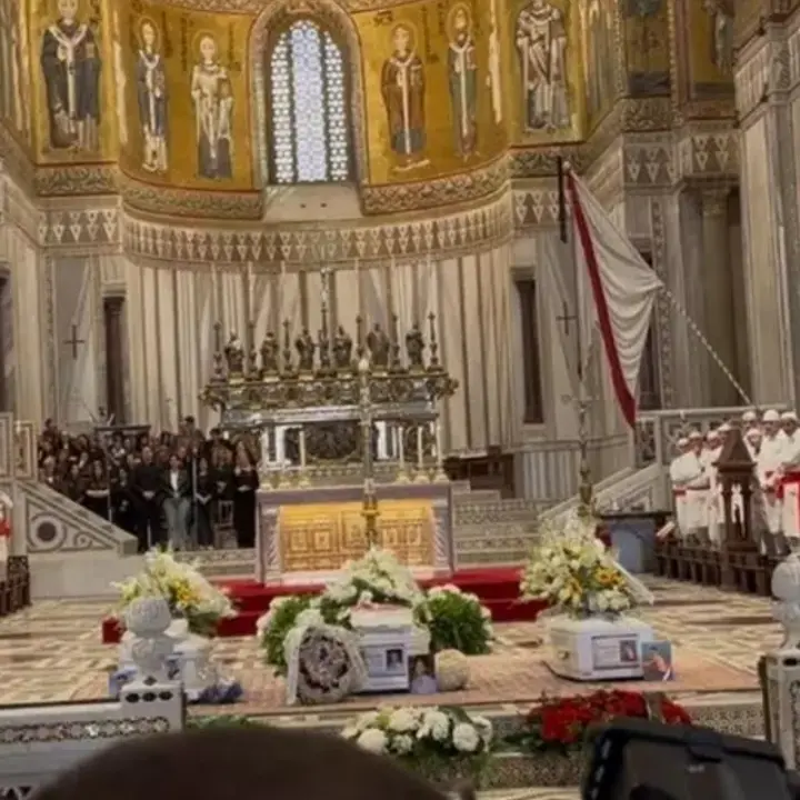Monreale, in migliaia per i funerali dei tre ragazzi uccisi. L’arcivescovo Isacchi: «Perché tanta violenza?»\n