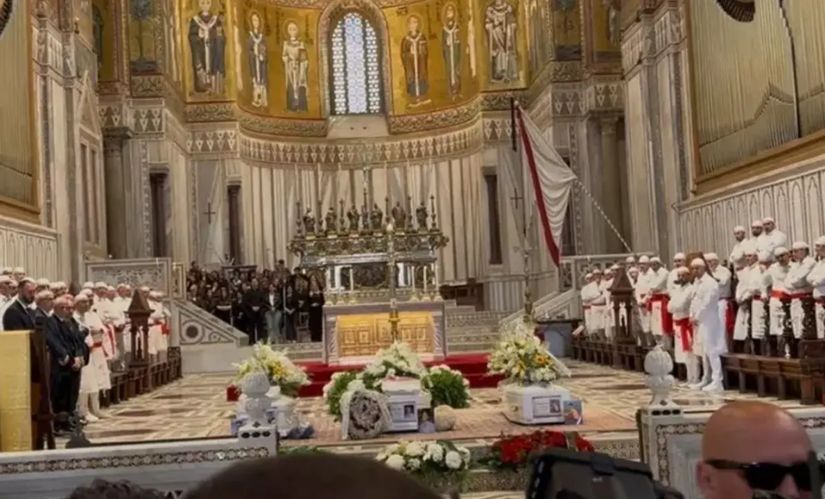 Monreale, in migliaia per i funerali dei tre ragazzi uccisi. L’arcivescovo Isacchi: «Perché tanta violenza?»\n