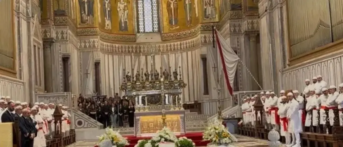 Monreale, in migliaia per i funerali dei tre ragazzi uccisi. L’arcivescovo Isacchi: «Perché tanta violenza?»\n