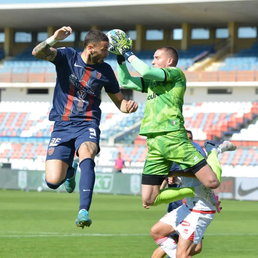 Serie B, turno agrodolce per le due calabresi. Il resoconto a “11 in Campo”: «La contestazione al Catanzaro completamente inadeguata»