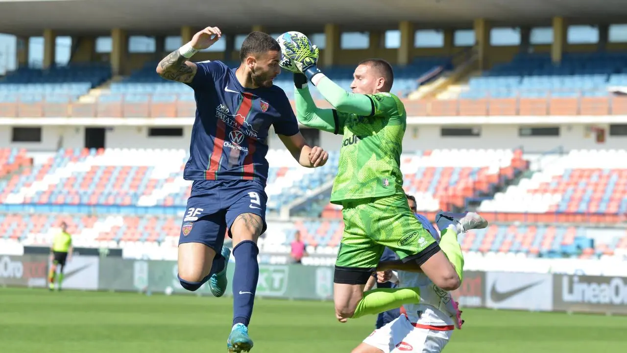 Serie B, turno agrodolce per le due calabresi. Il resoconto a “11 in Campo”: «La contestazione al Catanzaro completamente inadeguata»