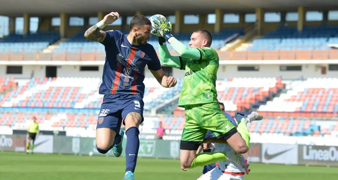 Serie B, turno agrodolce per le due calabresi. Il resoconto a “11 in Campo”: «La contestazione al Catanzaro completamente inadeguata»