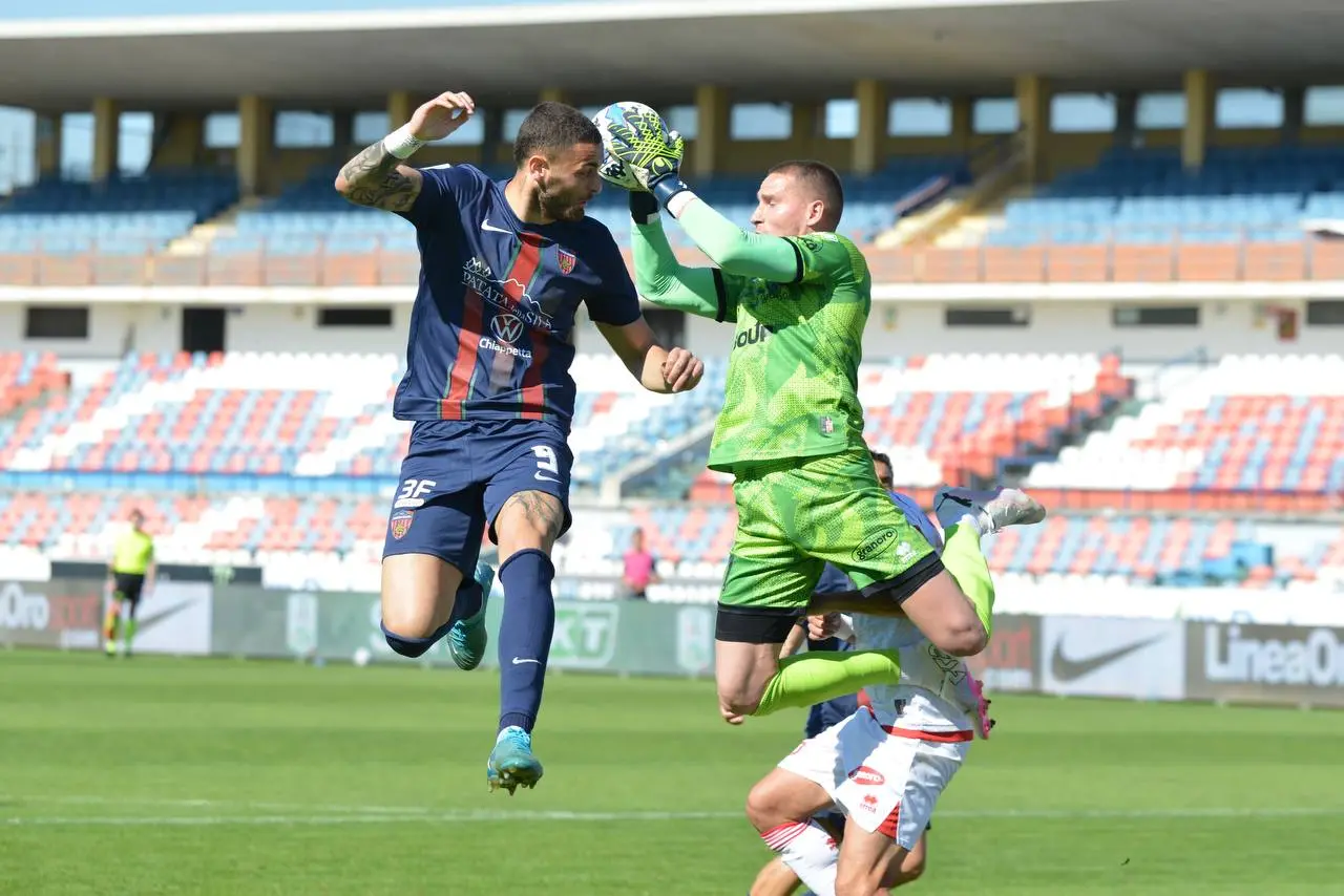 Serie B, turno agrodolce per le due calabresi. Il resoconto a “11 in Campo”: «La contestazione al Catanzaro completamente inadeguata»