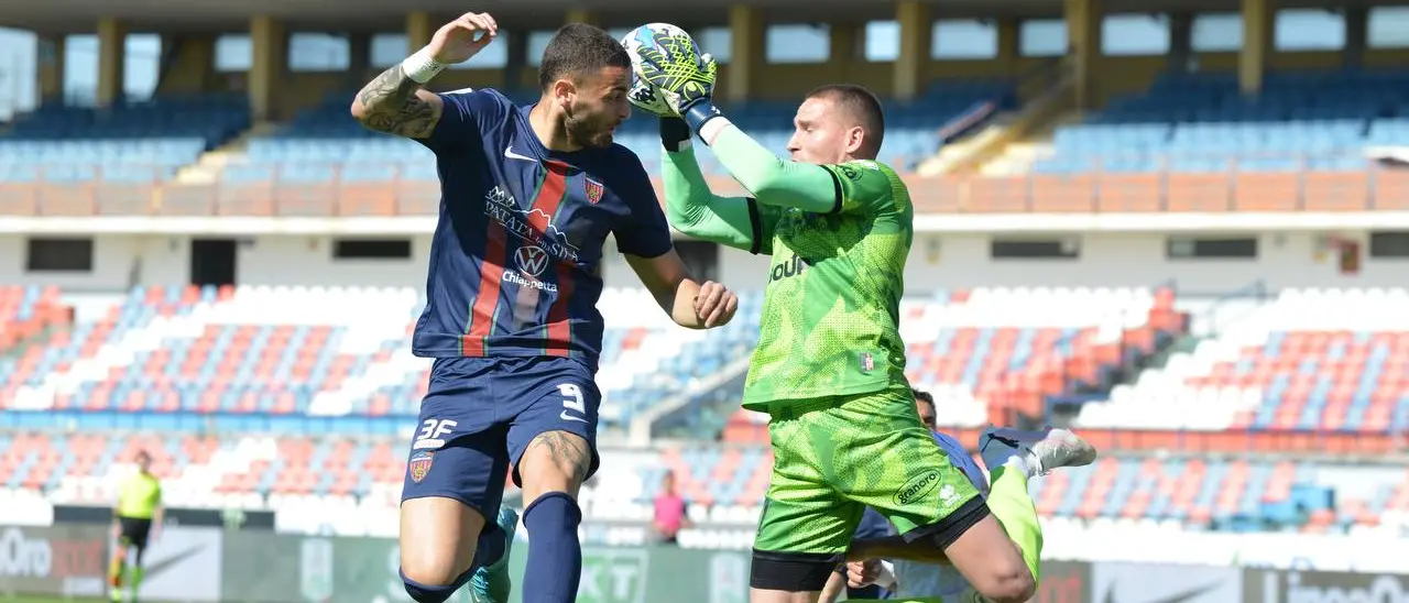 Serie B, turno agrodolce per le due calabresi. Il resoconto a “11 in Campo”: «La contestazione al Catanzaro completamente inadeguata»