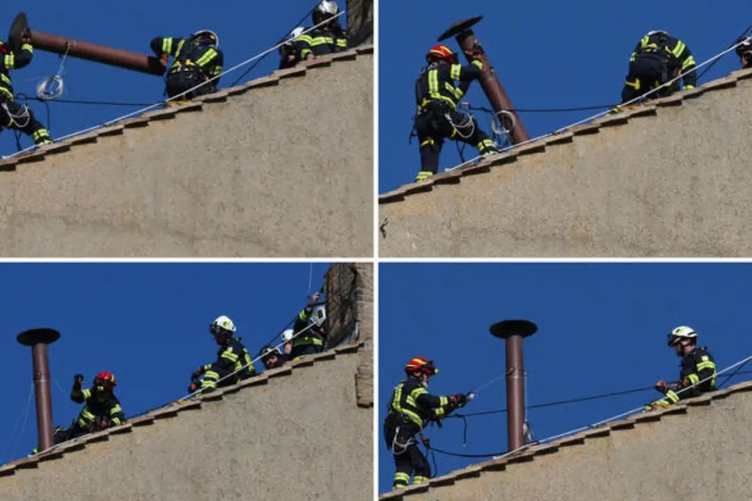 Vigili del fuoco al lavoro per montare il comignolo sulla Sistina (Ansa)
