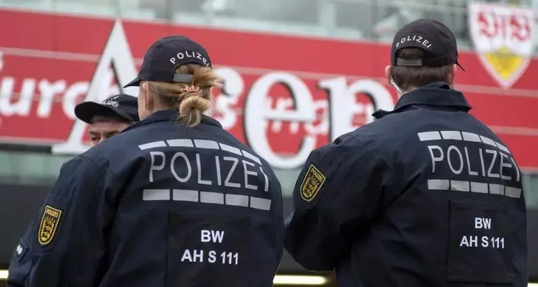 Auto sulla folla in Germania, 8 feriti di cui 3 gravi. Fermato il conducente\n
