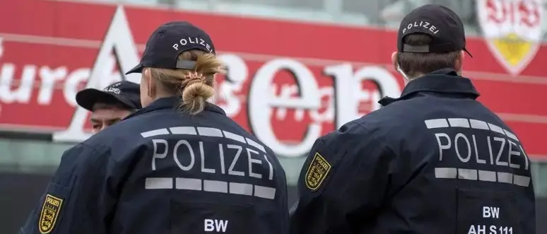 Auto sulla folla in Germania, 8 feriti di cui 3 gravi. Fermato il conducente\n