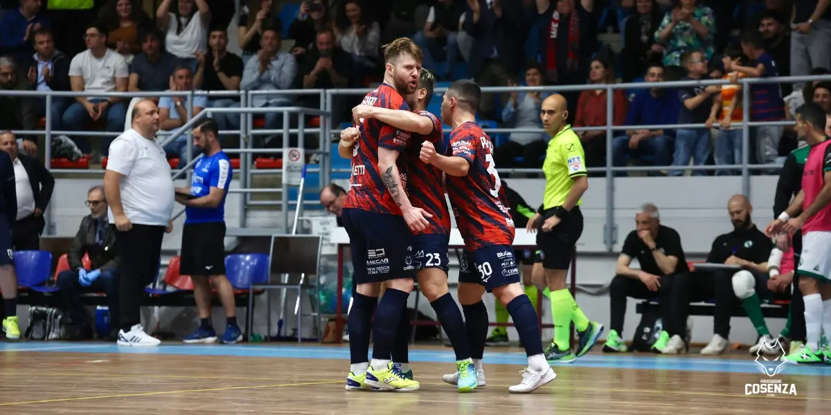 Calcio a 5, ritorno alla vittoria per la Pirossigeno Cosenza: Avellino battuto 4-2